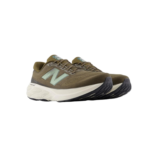 New Balance Freshfoam 880 V15, Herre, Woodland løbesko har olivengrøn overdel med et stort N-logo, hvide stødabsorberende mellemsåler og sorte ydersåler, der vises på en almindelig hvid baggrund.