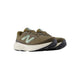 New Balance Freshfoam 880 V15, Herre, Woodland løbesko har olivengrøn overdel med et stort N-logo, hvide stødabsorberende mellemsåler og sorte ydersåler, der vises på en almindelig hvid baggrund.