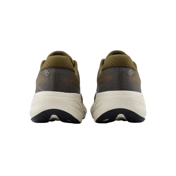 Et par New Balance Freshfoam 880 V15 løbesko herre i Woodland, set bagfra, har brun og grå overdel, hvide mellemsåler med stødabsorbering, sorte ydersåler og "880" markeret på hælen.