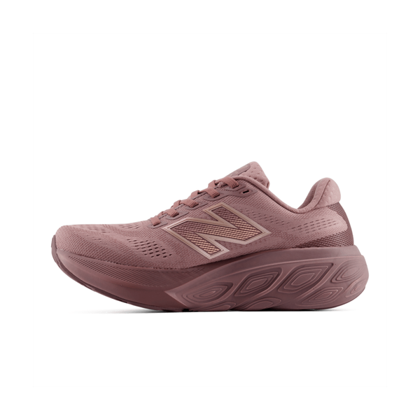 En lilla New Balance Freshfoam 880 V15 Dame Fast Track-løbesko er afbildet i profil på en hvid baggrund. Skoen har en overdel i mesh, en stødabsorberende sål med geometriske mønstre og det karakteristiske New Balance »N«-logo på siden.
