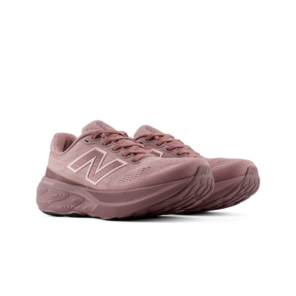 Et par lilla New Balance Freshfoam 880 V15 Dame Fast Track-løbesko med tykke såler og et markant N-logo på siden, vist på en hvid baggrund.
