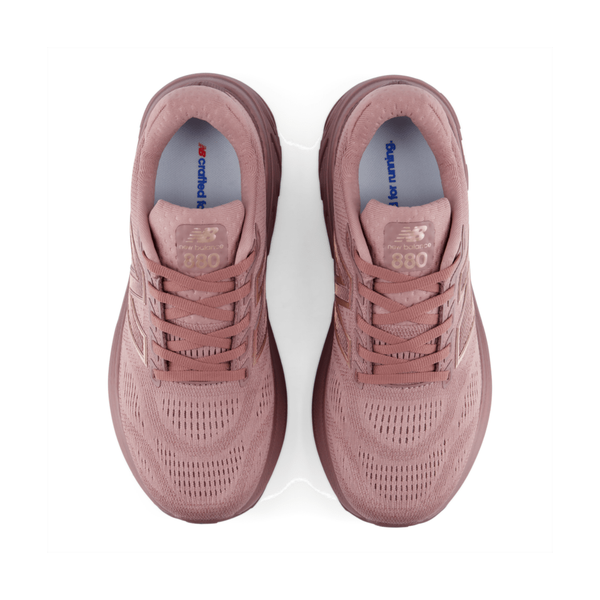 Et par lys lilla New Balance Freshfoam 880 V15 Fast Track-løbesko til kvinder ses set ovenfra. De har en overdel i mesh, snørebånd og karakteristisk logo på tungen og indersålen, alt sammen fremhævet på en ren hvid baggrund.