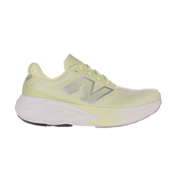 En lysegul New Balance Freshfoam 880 V15 løbesko til damer i farven Fennel Seed har en hvid tyk sål, overdel i mesh og sølvfarvet N-logo på siden - vist mod en almindelig hvid baggrund for komfort og støtte.