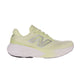 En lysegul New Balance Freshfoam 880 V15 løbesko til damer i farven Fennel Seed har en hvid tyk sål, overdel i mesh og sølvfarvet N-logo på siden - vist mod en almindelig hvid baggrund for komfort og støtte.