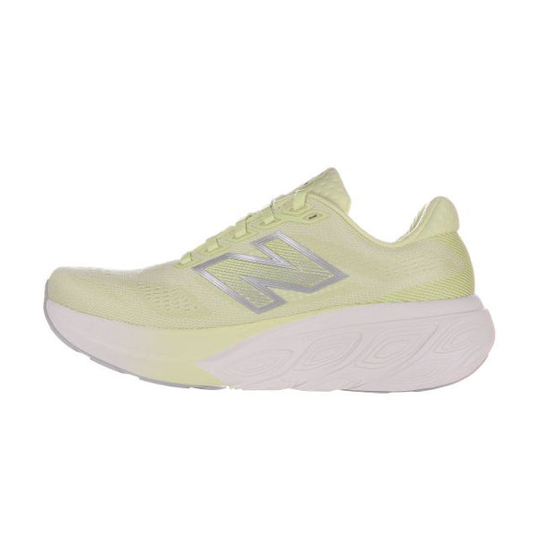 En lysegul New Balance Freshfoam 880 V15 Dame i Fennel Seed har en tyk hvid sål, overdel i mesh og sølvfarvet N-logo på siden, vist i sideprofil mod en almindelig hvid baggrund.