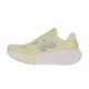 En lysegul New Balance Freshfoam 880 V15 Dame i Fennel Seed har en tyk hvid sål, overdel i mesh og sølvfarvet N-logo på siden, vist i sideprofil mod en almindelig hvid baggrund.