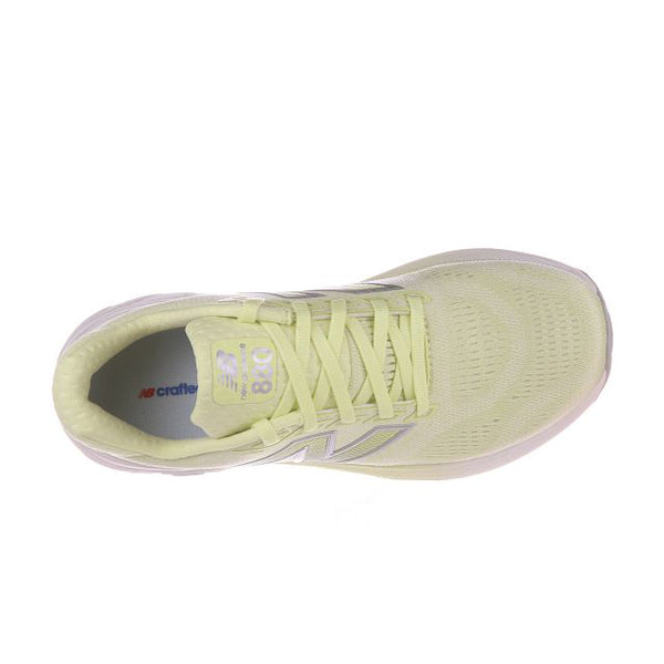 Topbillede af en lysegul New Balance Freshfoam 880 V15 Dame løbesko i Fennel Seed med snørebånd, overdel i mesh og synlig 880-mærkning - designet til stilfuld komfort på dine løbeture.