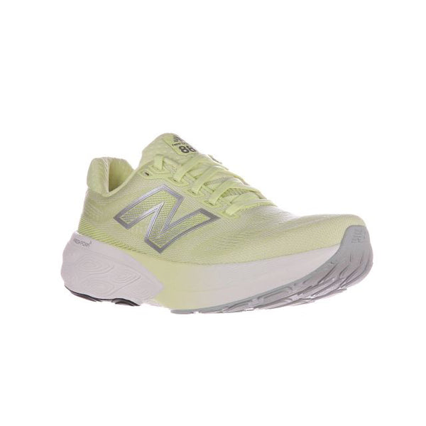 En lysegul New Balance Freshfoam 880 V15 dame løbesko i Fennel Seed med sølvfarvet N-logo, tyk hvid støddæmpende sål og gråmønstret ydersål vises på en hvid baggrund.