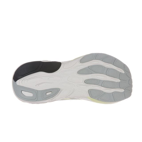 Billedet viser sålen på en New Balance Freshfoam 880 V15 Dame i Fennel Seed med en bølget, struktureret slidbane i grå, hvid og sort nær hælen. Den rene sål vises mod en hvid baggrund.