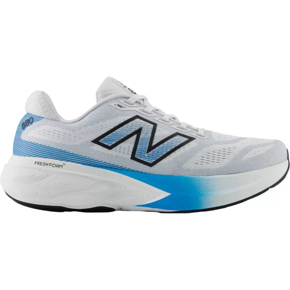 New Balance Freshfoam 880 V15 Herre Altitude løbesko har et hvidt og blåt design, stort sort N-logo, Fresh Foam-sålprint, åndbar mesh-overdel med lyseblå gradient-accenter og en sort og hvid sål.