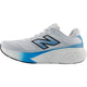 New Balance Freshfoam 880 V15 Herre Altitude løbesko har et hvidt og blåt design med et dristigt sort N-logo, en overdel i åndbart mesh og en tyk polstret sål for optimal støtte og komfort.