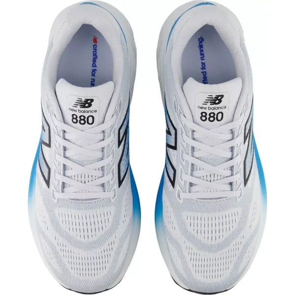 Et par New Balance Freshfoam 880 V15 Herre Altitude løbesko i hvid med sorte og blå detaljer, set ovenfra med synlige snørebånd, mesh-detaljer og New Balance-logoet på tungen.