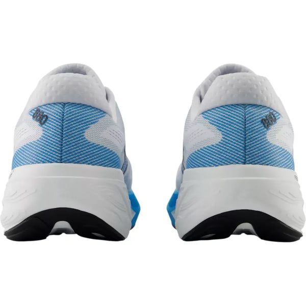 New Balance Freshfoam 880 V15 Herre Altitude løbesko set bagfra i hvid, blå og lysegrå med sorte ydersåler og "880" trykt på hælene.