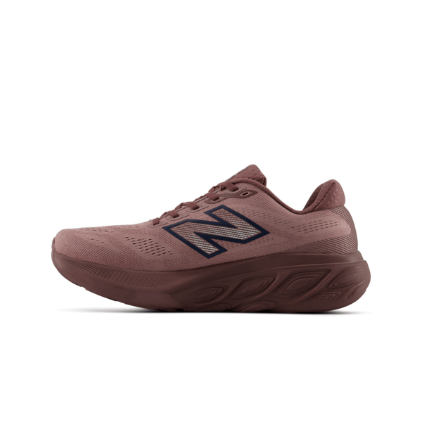 New Balance Fresh Foam X 880 V15, Herre, Fast Track er en lilla sportssko med en overdel i mesh, et sort »N«-logo på siden, snørelukning, en stødabsorberende sål og et mønster med struktur i mellemsålen. Modellen, der her ses i profil fra venstre side på en hvid baggrund, er ideel som en neutral løbesko eller til mængdetræning.