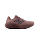 En lilla New Balance Fresh Foam X 880 V15, Herre, Fast Track-løbesko vises i profil på en hvid baggrund. Den er udført i åndbart mesh-materiale, har en mørk sål og mærkets karakteristiske N-logo i sort på siden. Denne neutrale løbesko er designet som en komfortabel træningssko til daglige løbeture.