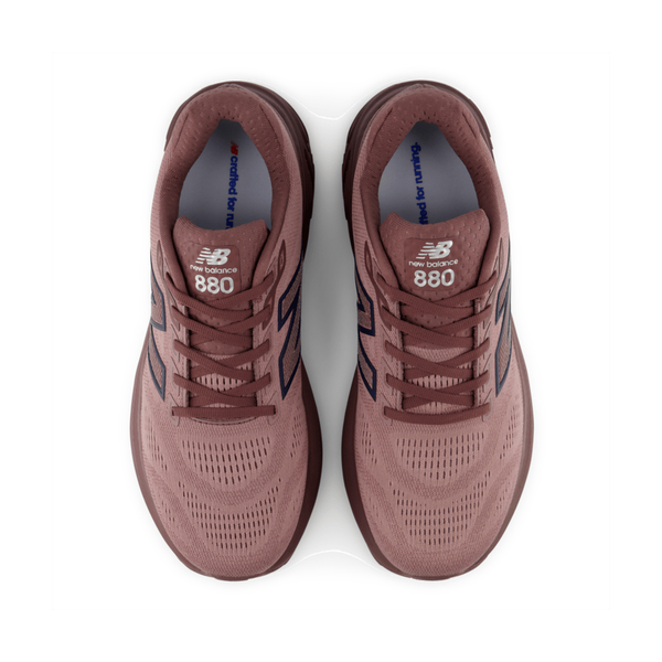 Et par lilla New Balance Fresh Foam X 880 v15 Herre Fast Track-løbesko ses set ovenfra på en hvid baggrund. Disse neutrale løbesko har sorte og sølvfarvede detaljer, overdel i mesh og et markant New Balance-logo på tungen og indersålen.