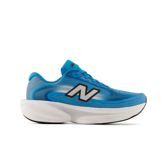 Et billede set fra siden af New Balance Freshfoam Ellipse, Dame, Altitude x NYC Marathon-sneakeren i blå, med hvid sål, sort og hvidt N-logo og blå snørebånd, vist på en ensfarvet hvid baggrund.