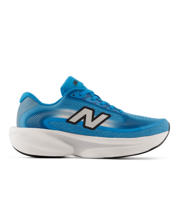 Et billede set fra siden af New Balance Freshfoam Ellipse, Dame, Altitude x NYC Marathon-sneakeren i blå, med hvid sål, sort og hvidt N-logo og blå snørebånd, vist på en ensfarvet hvid baggrund.