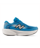 Et billede set fra siden af New Balance Freshfoam Ellipse, Dame, Altitude x NYC Marathon-sneakeren i blå, med hvid sål, sort og hvidt N-logo og blå snørebånd, vist på en ensfarvet hvid baggrund.