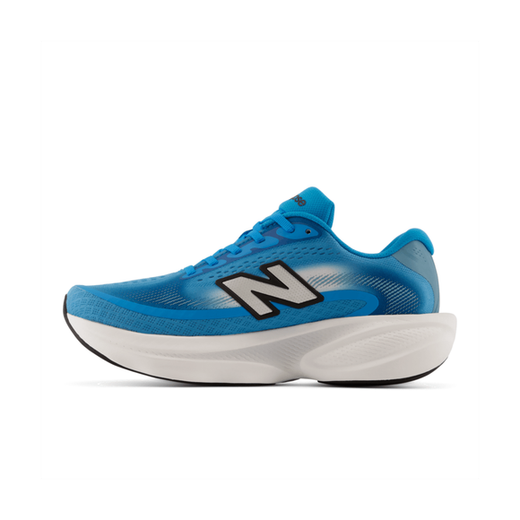 En blå New Balance Freshfoam Ellipse, Dame, Altitude x NYC Marathon-løbesko med hvide og sorte detaljer, med et markant sort-hvidt N-logo på siden, en hvid, stødabsorberende sål og en overdel i mesh. Skoen er afbildet i profil mod en hvid baggrund.