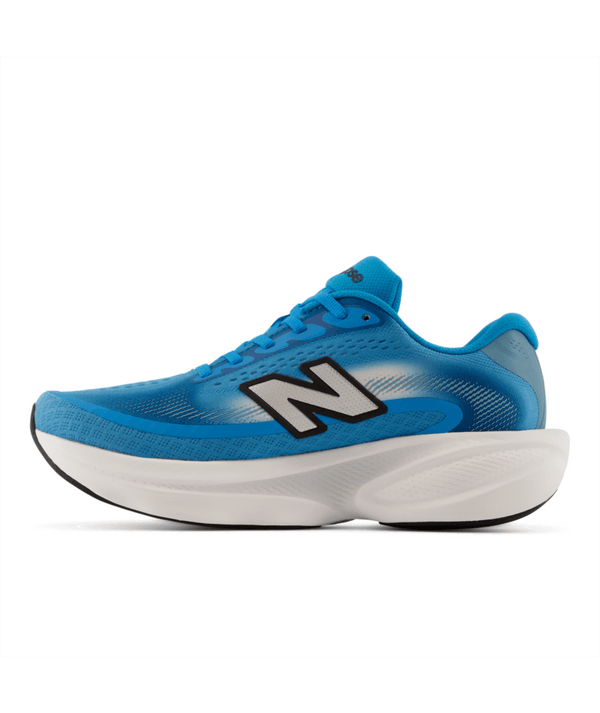 En blå New Balance Freshfoam Ellipse, Dame, Altitude x NYC Marathon-løbesko med hvide og sorte detaljer, med et markant sort-hvidt N-logo på siden, en hvid, stødabsorberende sål og en overdel i mesh. Skoen er afbildet i profil mod en hvid baggrund.