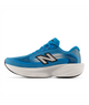 En blå New Balance Freshfoam Ellipse, Dame, Altitude x NYC Marathon-løbesko med hvide og sorte detaljer, med et markant sort-hvidt N-logo på siden, en hvid, stødabsorberende sål og en overdel i mesh. Skoen er afbildet i profil mod en hvid baggrund.