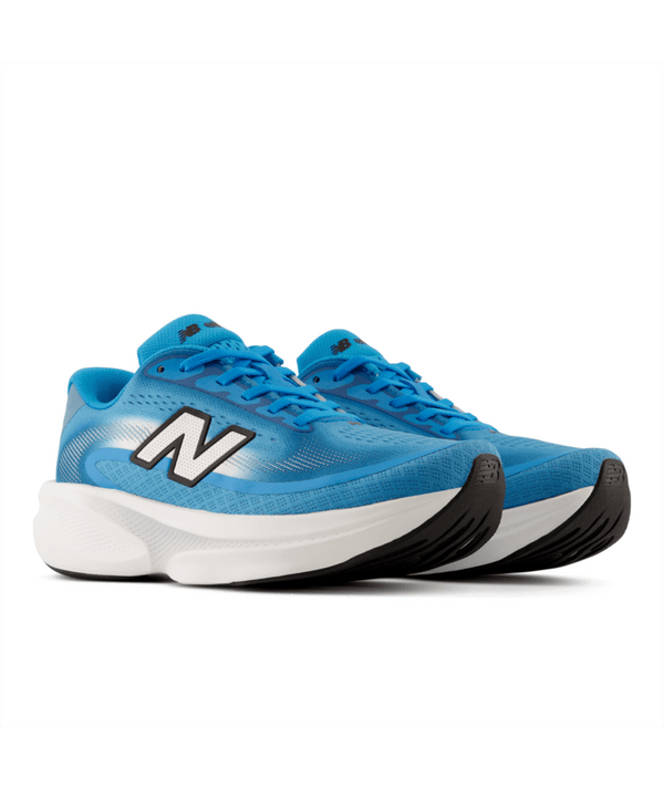 Et par New Balance Freshfoam Ellipse-løbesko til kvinder i Altitude x NYC Marathon-udgaven, med blå overdel, hvide såler og sorte detaljer, er udstillet side om side på en ensfarvet hvid baggrund.