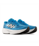 Et par New Balance Freshfoam Ellipse-løbesko til kvinder i Altitude x NYC Marathon-udgaven, med blå overdel, hvide såler og sorte detaljer, er udstillet side om side på en ensfarvet hvid baggrund.