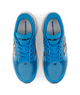Et par løbesko i levende blå farve fra serien New Balance Freshfoam Ellipse Dame Altitude x NYC Marathon ses set ovenfra, med det ikoniske New Balance-logo på siderne og Ellipse-logoet på tungen. Disse dame-løbesko er udviklet med henblik på maksimal komfort og byder på både ydeevne og stil. Indlægssålerne er trykt med teksten »crafted for running«, der hylder ånden i New Balance NYC Marathon.