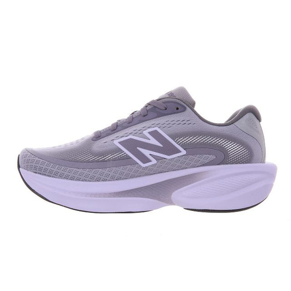 Et sidebillede af en enkelt New Balance Freshfoam Ellipse, Dame, Digital Mist løbesko i lyslilla og grå med et fedt N-logo og en tyk buet sål - ideel som en stilfuld løbesko dame.