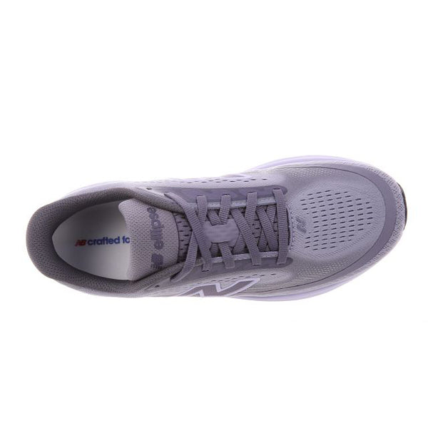 Topbillede af en enkelt New Balance Freshfoam Ellipse dame løbesko i Digital Mist med snørebånd, meshdetaljer, synligt branding på indersålen og afrundet tå.