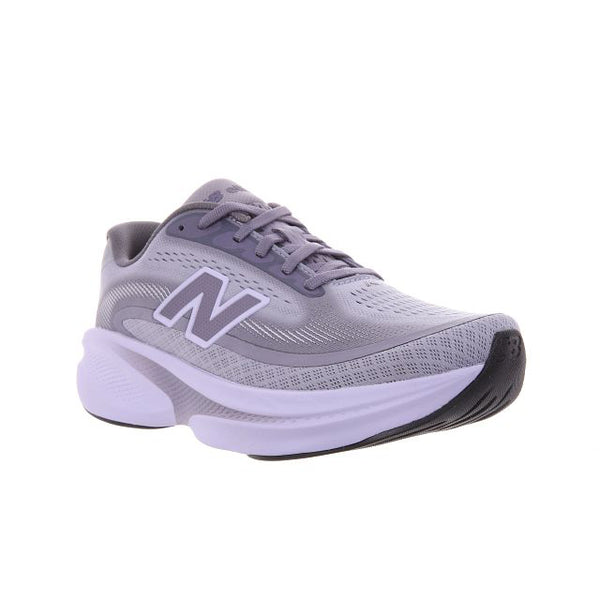 New Balance FreshFoam Ellipse Dame i Digital Mist har en grå mesh-overdel, hvid og sort sål, stort N-logo og FreshFoam Ellipse-støddæmpning, der giver komfort på hver eneste løbetur.