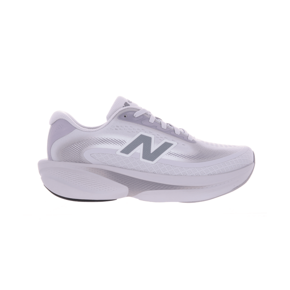 Et par New Balance Freshfoam Ellipse-løbesko til kvinder i farven Horizon Grey med overdel i mesh, gråt N-logo og en tyk, stødabsorberende sål, fotograferet på en ensfarvet hvid baggrund.