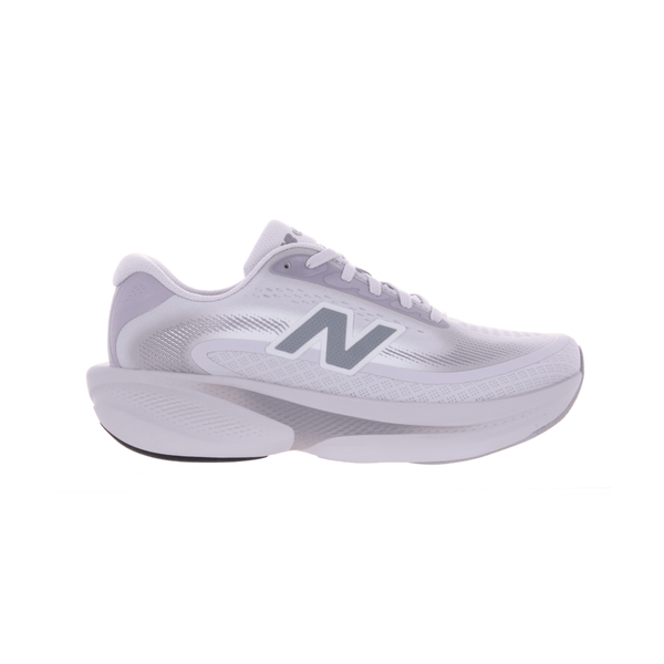 Et par New Balance Freshfoam Ellipse-løbesko til kvinder i farven Horizon Grey med overdel i mesh, gråt N-logo og en tyk, stødabsorberende sål, fotograferet på en ensfarvet hvid baggrund.