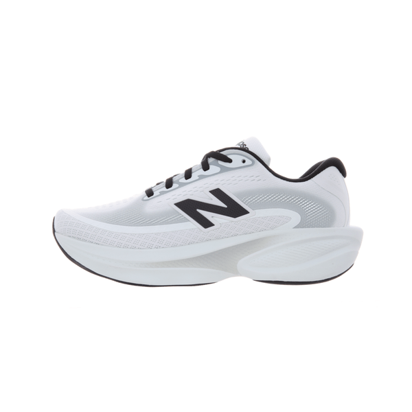 Et par mintgrønne, akvarelmalede løbesko til kvinder med New Balance-logoet, udstyret med en tyk sål med Freshfoam Ellipse-teknologi for optimal stødabsorbering, vist på en ensfarvet hvid baggrund.