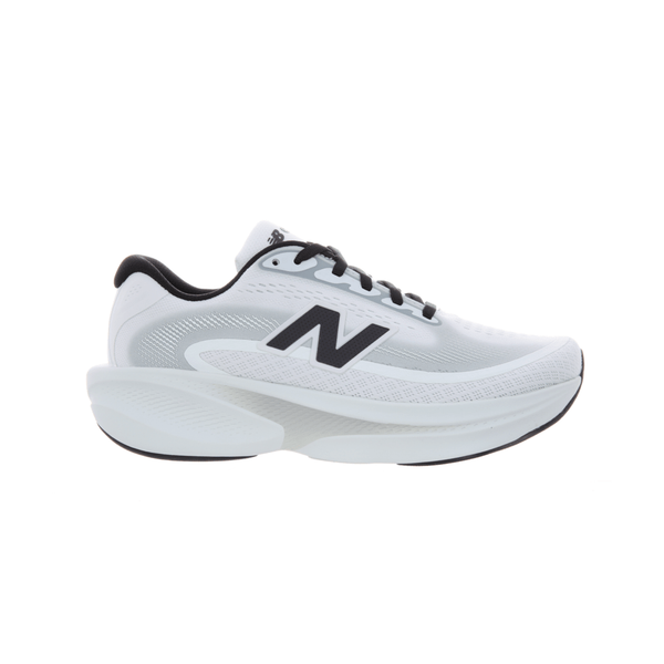Et par mintfarvede løbesko til kvinder fra New Balance i akvarel-look med sorte detaljer, et stort N-logo på siden, sorte snørebånd og en tyk, buet sål, der er designet til løb. Freshfoam Ellipse-teknologien sikrer fremragende støddæmpning, hvilket giver øget komfort og bedre præstationer.