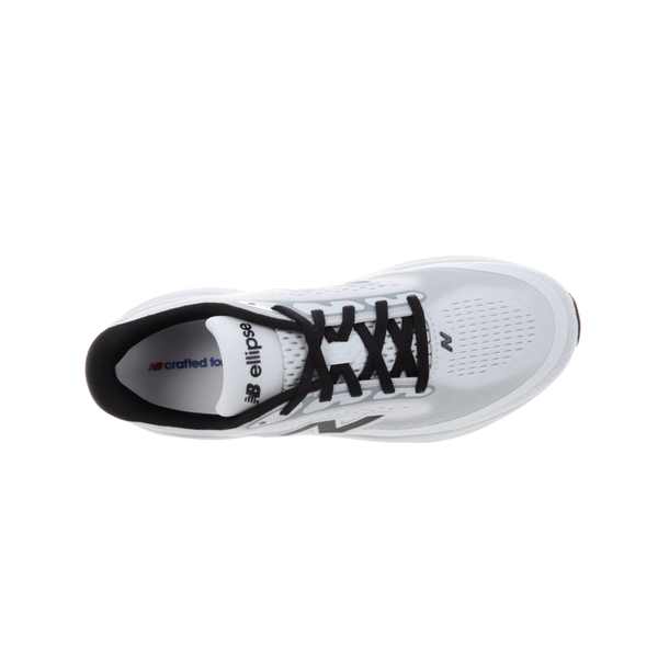 Ovenfra-billede af New Balance Freshfoam Ellipse, Dame, Mint Water-sportsskoen med sorte snørebånd, en sort krave og grå detaljer. Mærkets logo er placeret på tungen og på siden. Denne model er designet som en løbesko og tilbyder fremragende støddæmpning for øget komfort. Indersålen har en lille tekst nær hælområdet.