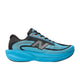 Vi præsenterer New Balance Freshfoam Ellipse Herre Altitude x NYC Marathon-løbeskoen – en blå og sort sportssko med et markant gråt »N«-logo på siden, en tyk, stødabsorberende sål med avanceret Fresh Foam X Ellipse-teknologi og et sikkert snøredesign. Denne herreløbesko er udviklet med fokus på ydeevne og er perfekt til løb og sportsaktiviteter.