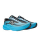 Et par New Balance Freshfoam Ellipse herresko, Altitude x NYC Marathon-udgave, med et blåt og sort design med et markant N-logo på siderne, sorte snørebånd og tykke, stødabsorberende såler. Disse løbesko, der fremstår på en hvid baggrund, er udviklet med henblik på høj ydeevne og er udstyret med avanceret Fresh Foam X Ellipse-teknologi, der er inspireret af ånden i NYC Marathon.