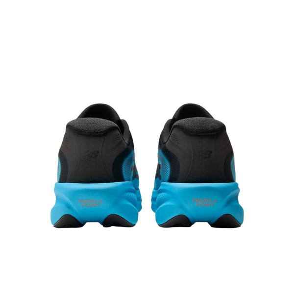 Et par sorte og blå New Balance Freshfoam Ellipse Herre, Altitude x NYC Marathon-sko set bagfra, med en formgivet blå sål med teksten »Fresh Foam X Ellipse« på hver hæl og New Balance-logoet ovenover.