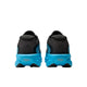 Et par sorte og blå New Balance Freshfoam Ellipse Herre, Altitude x NYC Marathon-sko set bagfra, med en formgivet blå sål med teksten »Fresh Foam X Ellipse« på hver hæl og New Balance-logoet ovenover.