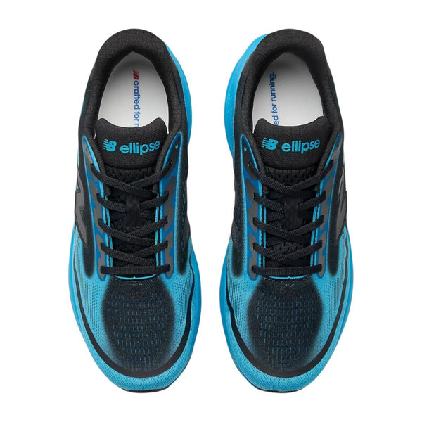 Et par New Balance Freshfoam Ellipse Herre Altitude x NYC Marathon-løbesko i blå og sort, der er udstyret med Fresh Foam X Ellipse-teknologi og set ovenfra – hvor man kan se overdelen, snørebåndene og det ikoniske logo på indersålerne og tungen – det perfekte valg til dit næste NYC Marathon.