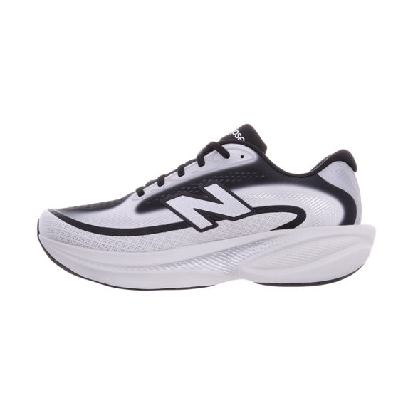Her ses et sidebillede af New Balance Freshfoam Ellipse, Herre, sort løbesko på en hvid baggrund. Skoen har et markant N-logo og en tyk, buet sål, der sikrer maksimal komfort.