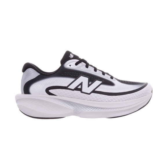 En sort-hvid New Balance Freshfoam Ellipse-løbesko til herre med en tyk, stødabsorberende sål, sorte snørebånd og et markant N-logo. Denne nye, ubrugte sko er fotograferet på en ensfarvet hvid baggrund.