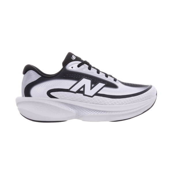 En sort-hvid New Balance Freshfoam Ellipse-løbesko til herre med en tyk, stødabsorberende sål, sorte snørebånd og et markant N-logo. Denne nye, ubrugte sko er fotograferet på en ensfarvet hvid baggrund.