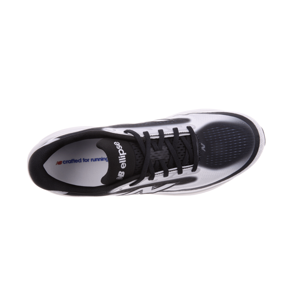 Ovenfra set billede af en New Balance Freshfoam Ellipse, herre, sort med sorte snørebånd og overdel i mesh; teksten »crafted for running« på indersålen – en virkelig behagelig løbesko til dine løbeture.