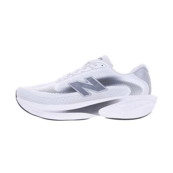 New Balance Freshfoam Ellipse til mænd i farven »Grey Matter« er en hvid sportsløbesko med grå detaljer og et markant gråt N-logo på siden. Den har en tyk, buet sål med den innovative Freshfoam Ellipse-teknologi, der sikrer bedre støtte og ydeevne.