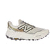 New Balance Freshfoam Hierro V9 Dame i angora har et hvidt og beige design, fedt sort N-logo, Fresh Foam X-sål, gult Vibram ydersålslogo og Hierro-branding - ideel som din go-to trail løbesko.