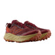 Et par New Balance FreshFoam Hierro V9 Dame-trailsko i farvekombinationen »Mulled Wine« med overdel i mesh, synlige snørebånd og en beige, struktureret ydersål, der er designet til at give optimalt greb på alle typer stier.