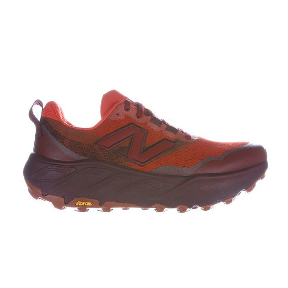Et sidebillede af New Balance Freshfoam Hierro V9 Dame i Mulled Wine viser den tykke sål, logoet og Vibram-ydersålen - designet til trailløb og perfekt som trailsko-dame.